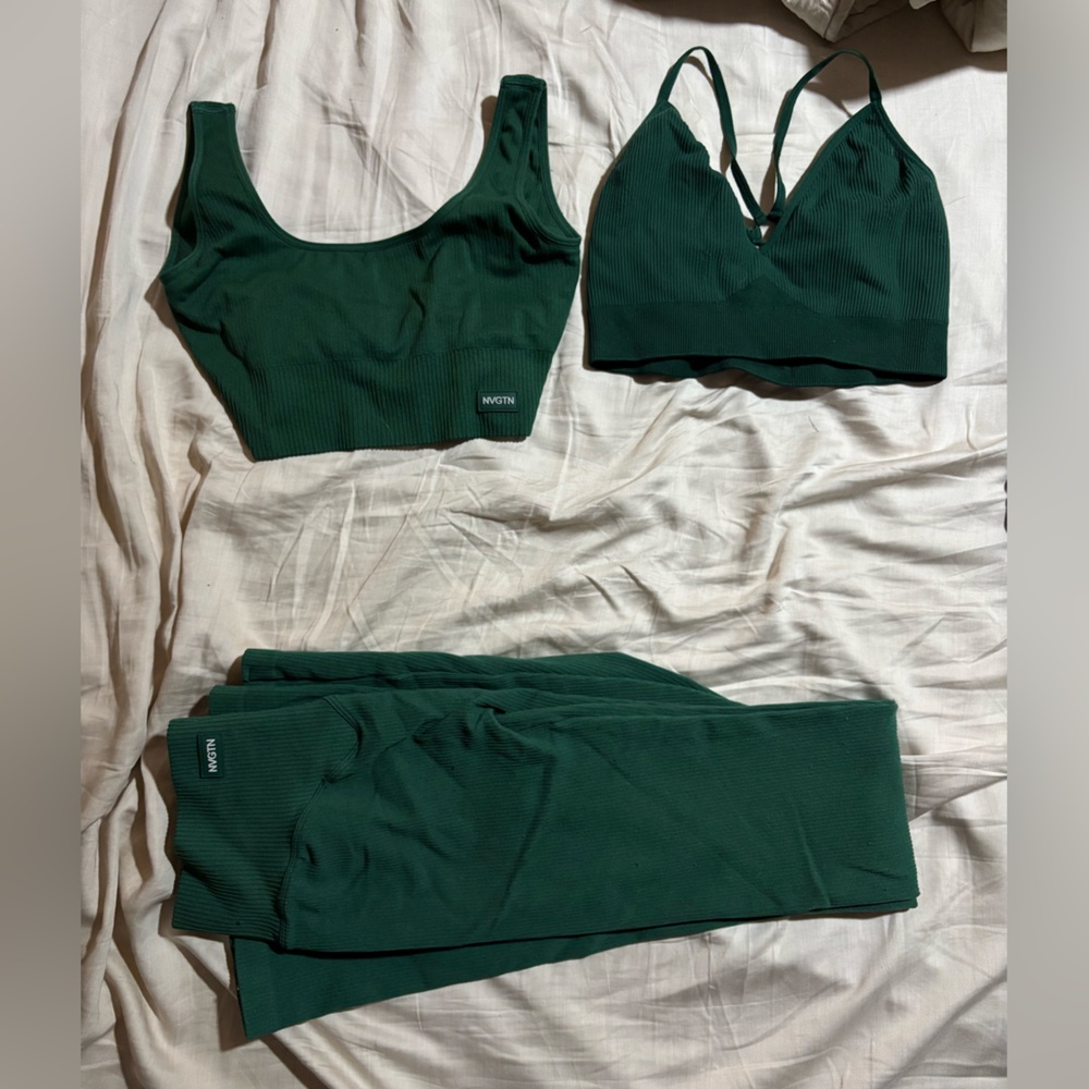 NVGTN Green Sports Bras and Leggings Size Small
